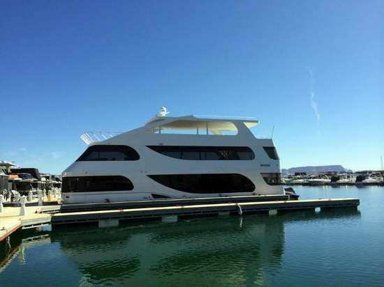 网友实拍开快艇在美国第二大水库钓鲈鱼【组图