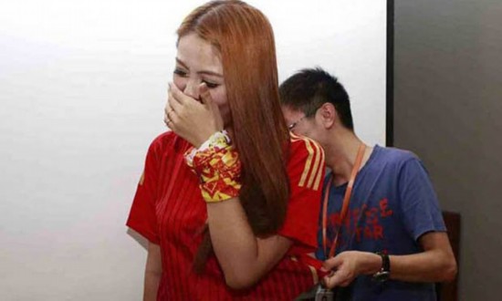 空姐蹲式服务走红 堪比世界杯空姐服务【组图