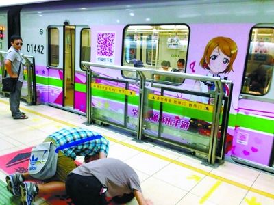 裸拍族跪地铁攻进地铁车厢 禁出位执法难