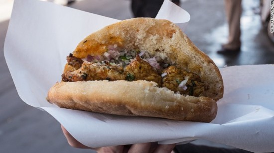 狂啃蒸羊头大嚼骆驼肉 爱上摩洛哥街边小吃