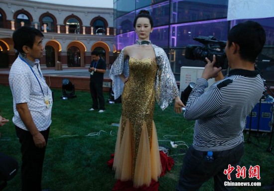 高仿真美女机器人亮相天津达沃斯引围观