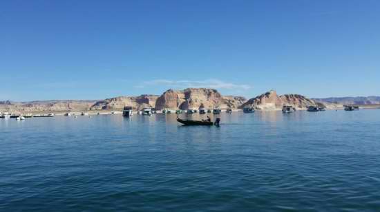 网友实拍开快艇在美国第二大水库钓鲈鱼【组图