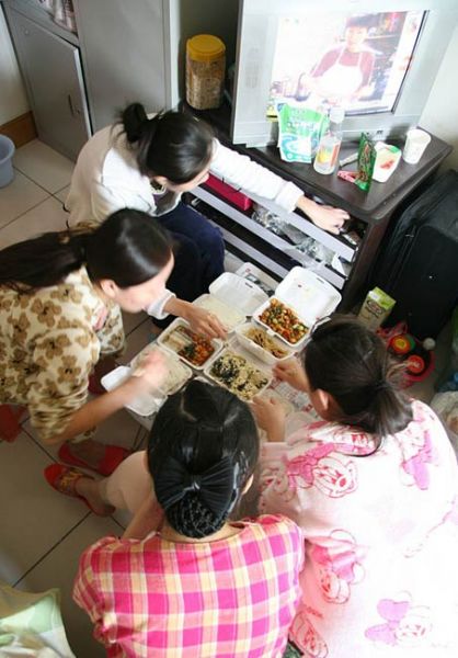 <em>空姐</em>蹲式<em>服务</em>男<em>乘客</em>hold不住 <em>空姐</em>罕见生活私