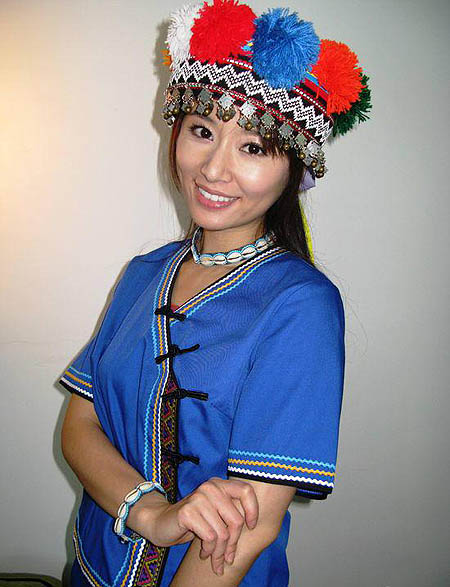 戚薇和李承铉晒韩服结婚照 围观美艳女星的最