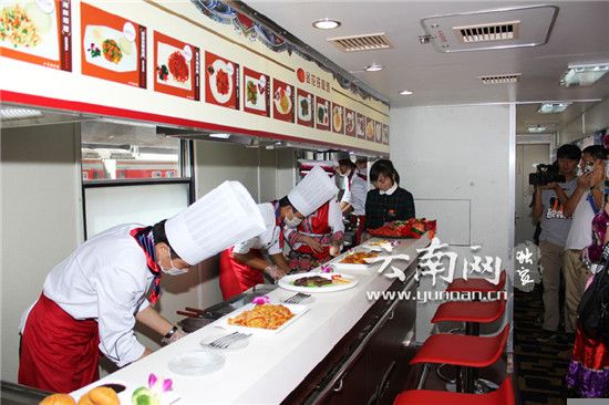 昆明至丽江民族文化旅游列车首发 乘客赞比坐