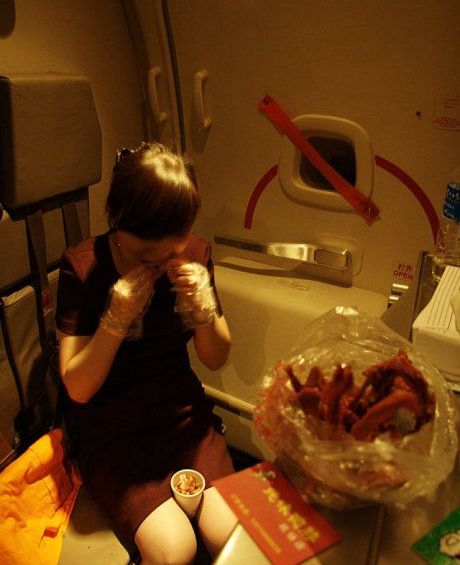 <em>空姐</em>蹲式<em>服务男乘客</em>把持不住 <em>空姐</em>罕见私照曝