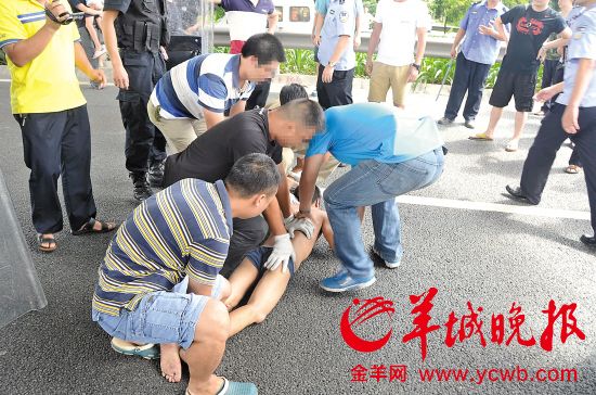 东莞裸身男当街挟持小女孩 警方经2小时劝导将