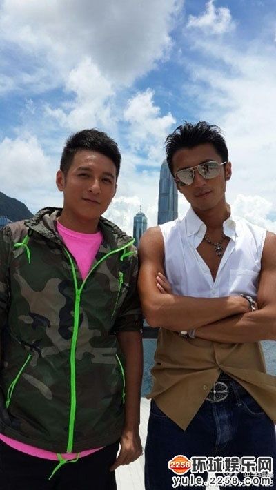 何炅晒快乐家族10年前旧照 洗剪吹杀马特对比