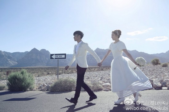 王珞丹秀性感露背婚纱照被粉丝催婚 明星婚纱