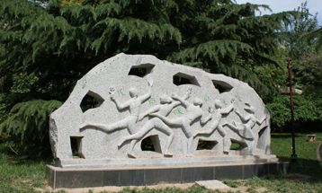 人口文化主题雕塑_嘉宾参观人口文化园主题雕塑.-唐山南湖人口文化园上演 鹊(2)