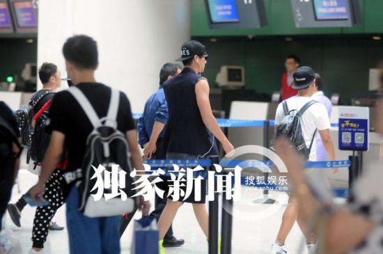 张亮无袖装配<em>短裤</em>打扮入时 墨镜遮面秀肌肉 - 