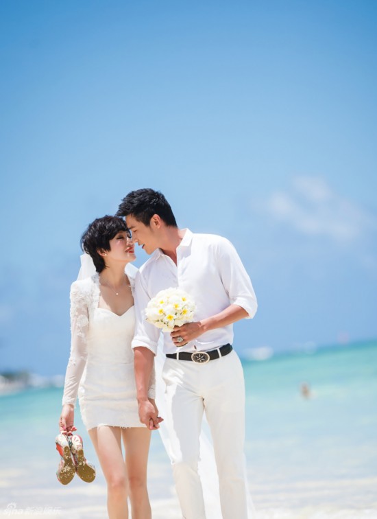 王珞丹秀性感露背婚纱照被粉丝催婚 明星婚纱