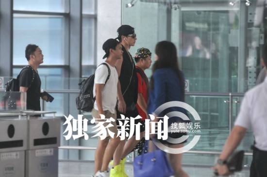 张亮无袖装配<em>短裤</em>打扮入时 墨镜遮面秀肌肉 - 