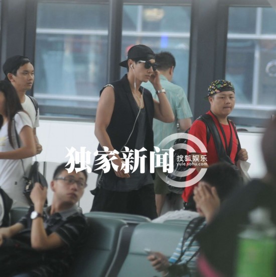 张亮无袖装配<em>短裤</em>打扮入时 墨镜遮面秀肌肉 - 