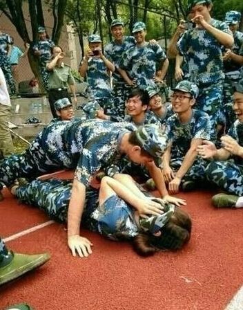 大学军训男上女下式俯卧撑遭热议 军训体罚娱