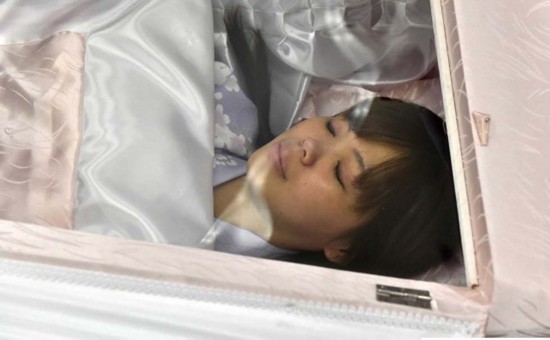 日本"体验葬礼"活动受热捧 可试穿寿衣躺进棺材(组图)