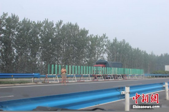 商丘28岁女子与家人闹矛盾 高速路上裸奔险酿