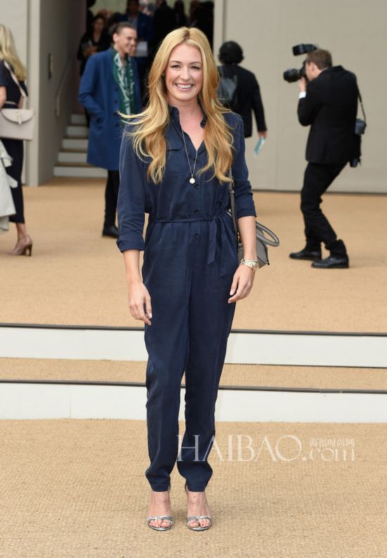 ���ء����� (Cat Deeley) ����2015�����׶�ʱװ�ܲ����� (Burberry) �㳡