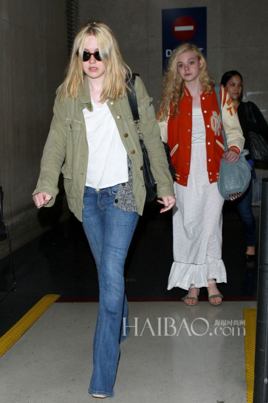  (Elle Fanning)  (Dakota Fanning) 
