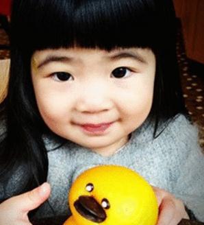 爸爸去哪儿第二季 Kimi亲吻姐姐曹华恩旧照曝