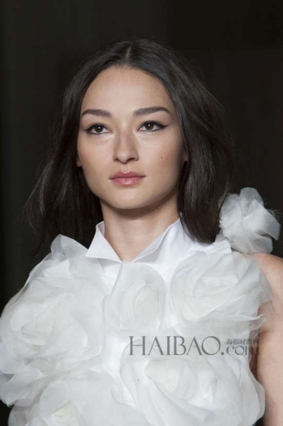 2015�����׶�ʱװ�ܣ���������������ɵ� (Julien Macdonald) 2015����Ůװ�㳡ϸ��