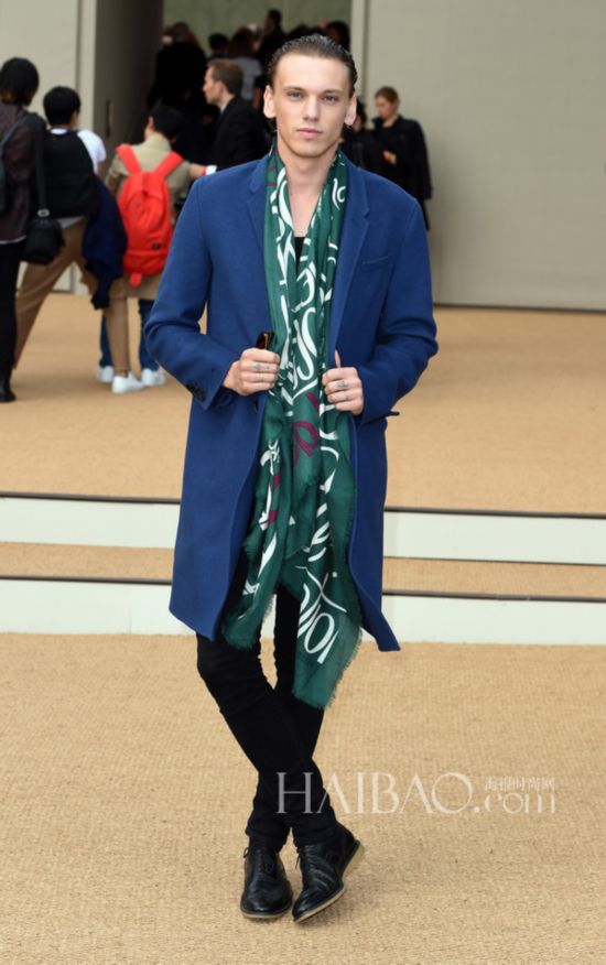 杰米·坎贝尔·鲍尔 (Jamie Campbell Bower) 亮相2015春夏伦敦时装周博柏利 (Burberry) 秀场