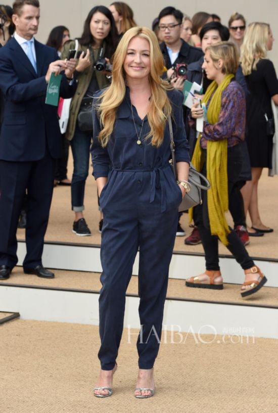 ���ء����� (Cat Deeley) ����2015�����׶�ʱװ�ܲ����� (Burberry) �㳡