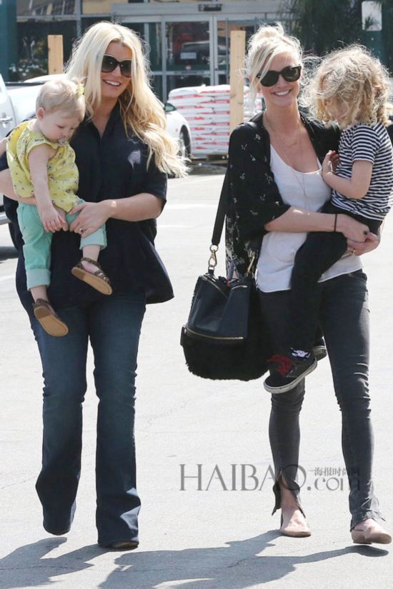 ɭ (Jessica Simpson)   밢ʲɭ (Ashlee Simpson) 