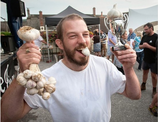 英国举办世界吃大蒜比赛 冠军1分钟吃33瓣大蒜