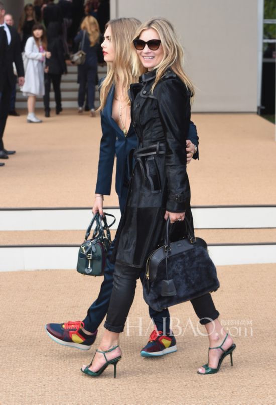�d�ԡP�}�˥� (Cara Delevingne) �P�ͯS�P���� (Kate Moss) �G��2015�K�L�۴��ɸ˩P�լf�Q (Burberry) �q��