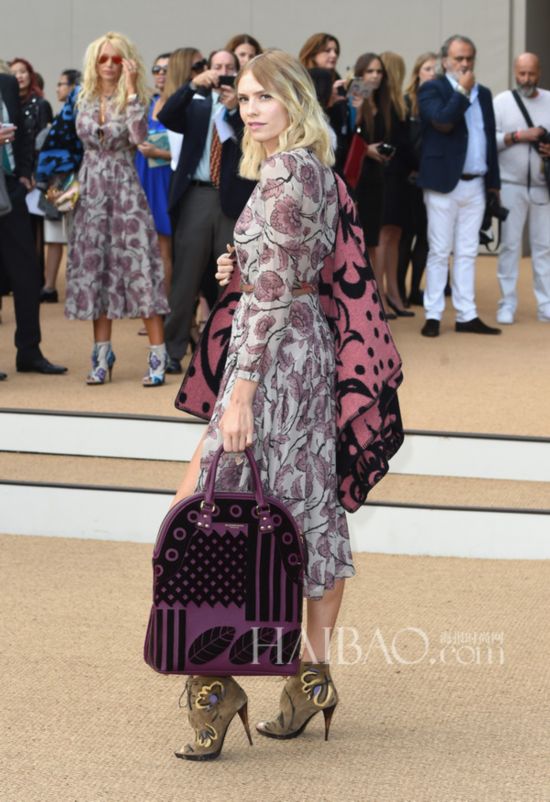 ������˹���˰֮һElena Perminova����2015�����׶�ʱװ�ܲ����� (Burberry) �㳡