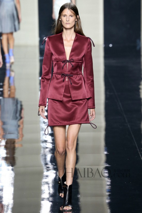 2015�K�L�۴��ɸ˩P�G�J�̴������P�ͮ� (Christopher Kane) �k�˨q