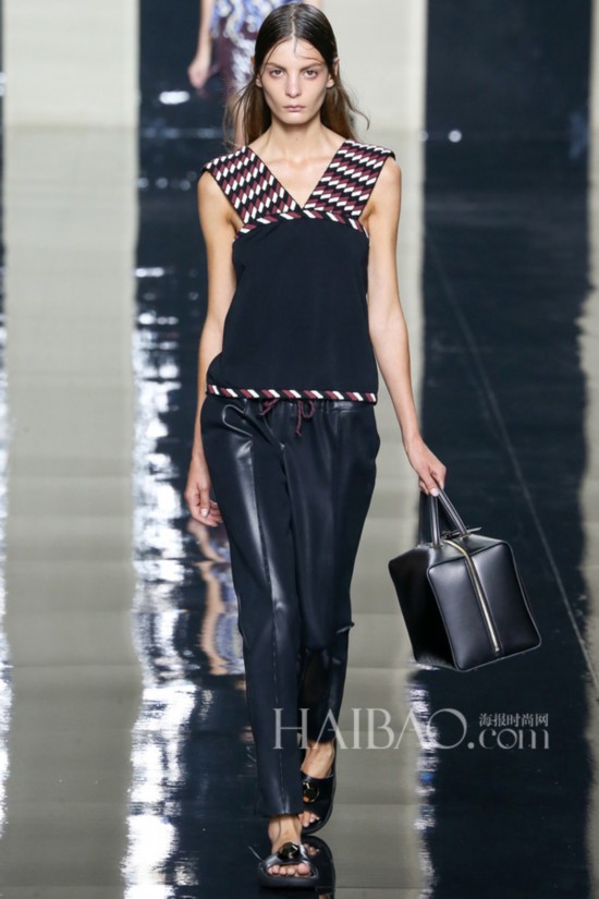2015�K�L�۴��ɸ˩P�G�J�̴������P�ͮ� (Christopher Kane) �k�˨q