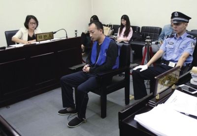 男子半年涉嫌骗900余万 网络博彩亏689万