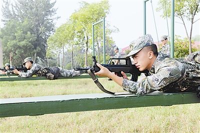 杨磊当兵9年,先后被表彰为"全军爱军精武标兵""全军优秀