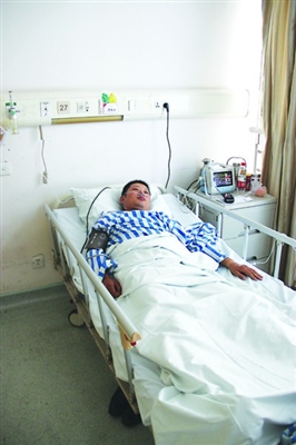 苏州一无牌摩托车为躲避检查拖曳警察20余米