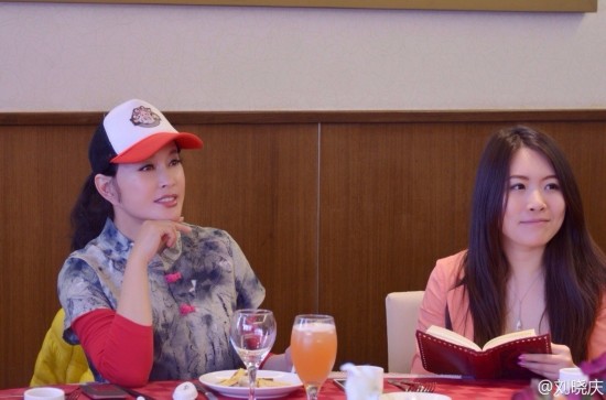 刘晓庆拍床戏搞塌床具 八位帅哥帮忙折腾2小时