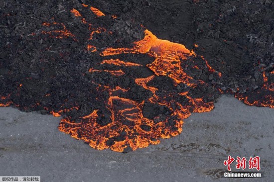 冰岛巴达本加火山爆发岩浆喷涌似末日大片【2