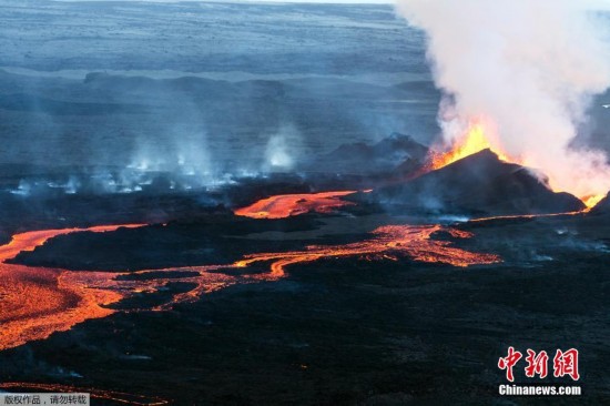 冰岛巴达本加火山爆发 岩浆喷涌似末日大片(组