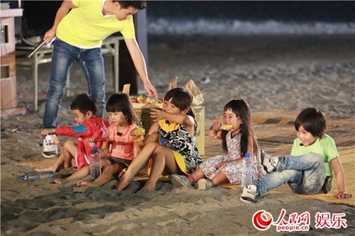 《爸爸2》海边烧烤KTV多多唱歌黄磊落泪(图)