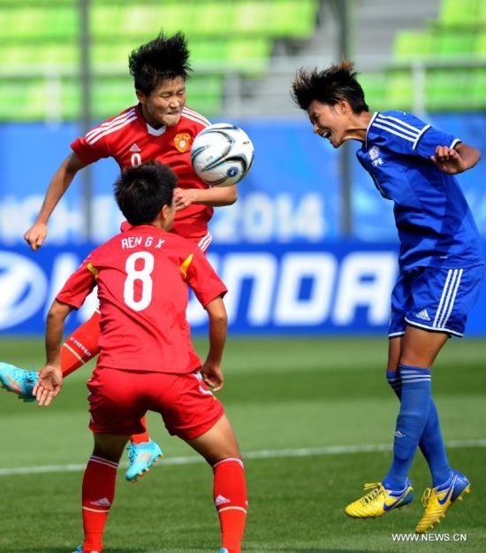 Ma Jun (upper) of China competes during the women's football first round group B match at the 17th Asian Games in Incheon, South Korea, on Sept. 18, 2014.