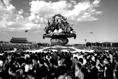 人民网四川频道      1986年国庆期间,天安门广场首次摆放立体花坛,拉