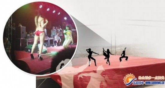 乡村晚会大跳脱衣舞一丝不挂 孩子跟着看表演