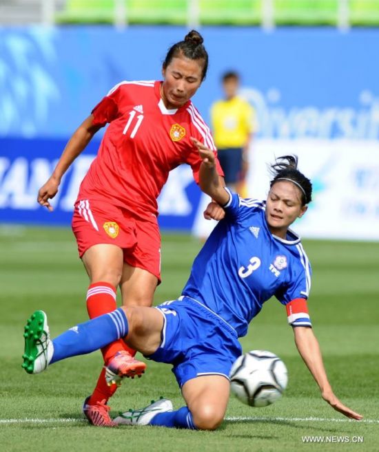 Yang Li of China (L) vies for the ball with Lin Man Ting of Chinese Taipei during the women's football first round group B match at the 17th Asian Games in Incheon, South Korea, on Sept. 18, 2014.