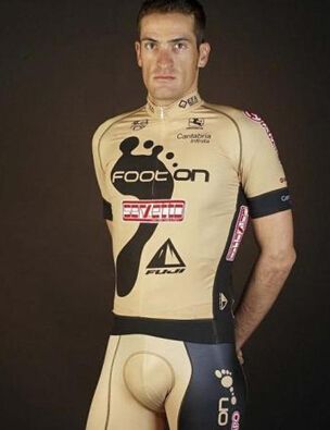 女自行车手半透明队服疑似露点 赛场上的雷人