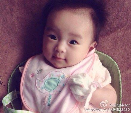 品冠晒女儿萌照 自称老来得女飘飘然(图)