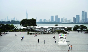 南京火车站广场竖巨大雕塑 有游客点赞也有游