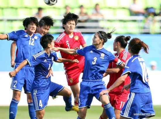 Wang Shanshan of China (C) vies for the ball during the women's football first round group B match against Chinese Taipei at the 17th Asian Games in Incheon, South Korea, on Sept. 18, 2014. China won 4-0.