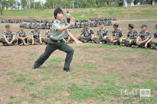 军训女教官传授女大学生防身术