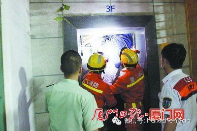 厦门:电梯门开后轿厢未停 男生踩空被齐胸卡死